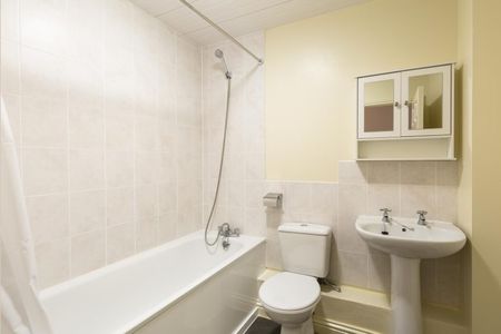 2 Bed Flat - Photo 4