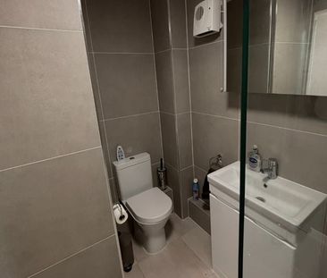 Room in a Shared Flat, Morden, SM4 - Photo 4