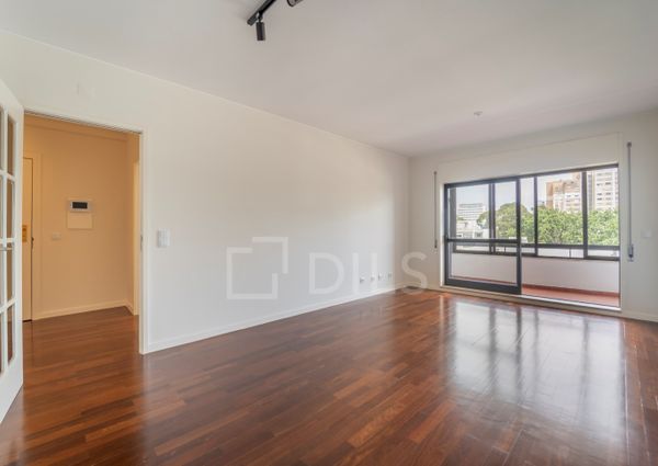 Apartamento T2 renovado para arrendar na Rua São João Bosco