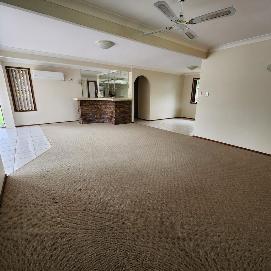 Blue Chip Position House in Burleigh Waters Cul De Sac - Approx 500m to the Beach - Photo 1