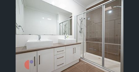 LARGE MODERN FAMILY HOME IN A CONVENIENT LOCATION - Photo 3