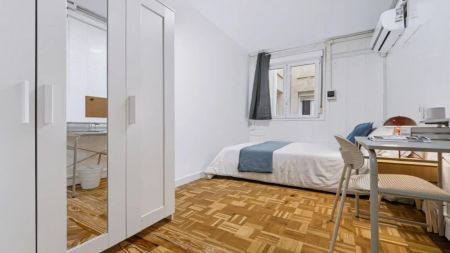 Room in a shared 9-bedroom apartment for rent in Castellana, ideal for students and professionals. - Photo 3