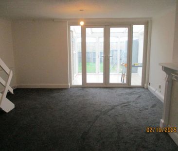 3 bedroom terraced house to rent - Photo 1