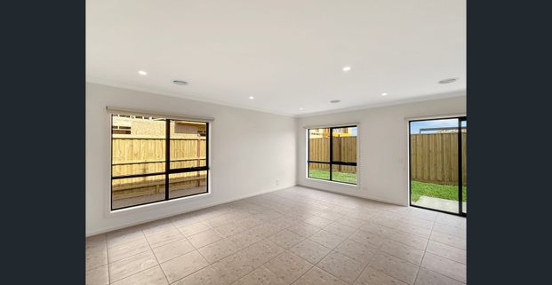 🏡 Brand New 4-Bedroom House in Thornhill Park - Photo 1