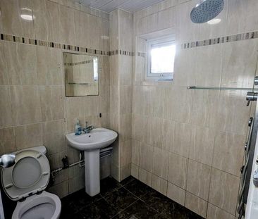 4 bedroom link detached house to rent - Photo 4