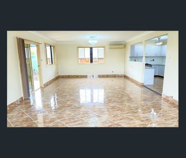 Spacious Family Living: 5 Bedrooms, Large Backyard & Modern Finishes - Photo 1