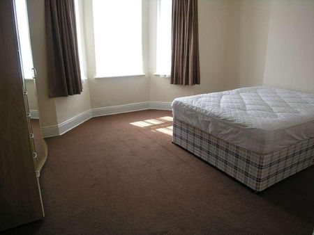 Bedroom Detached House In Charminster, BH9 - Photo 2