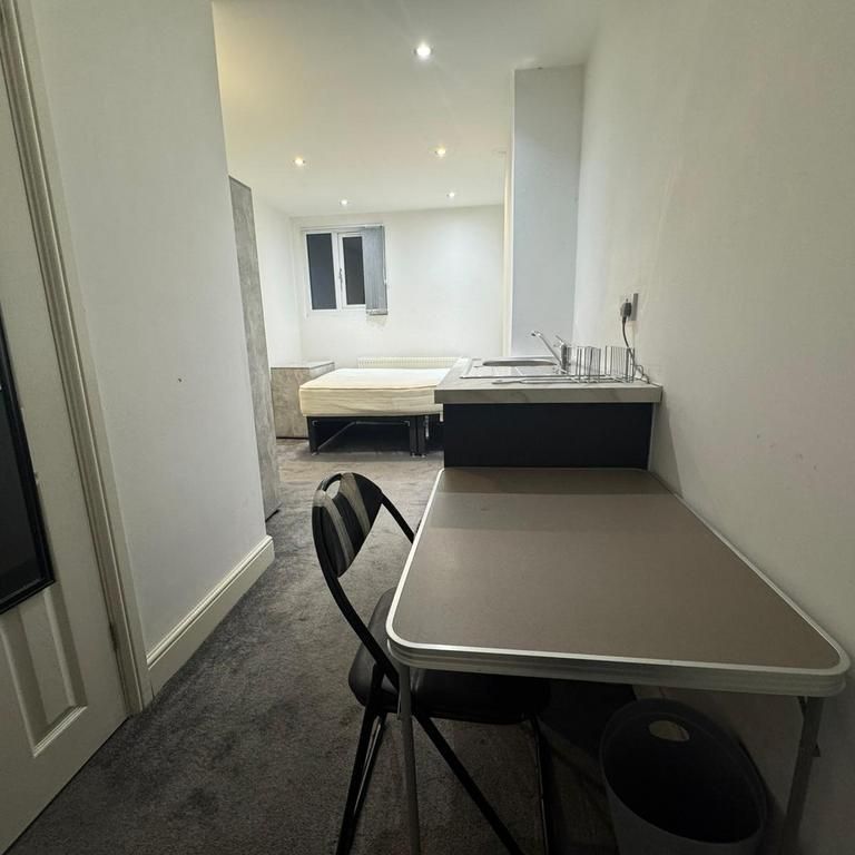 1 bedroom in a house share to rent - Photo 1