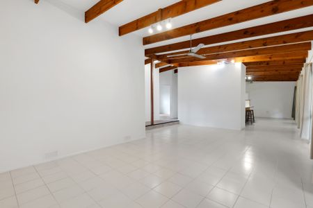 SPACIOUS FAMILY HOME ON MASSIVE BLOCK! - Photo 5