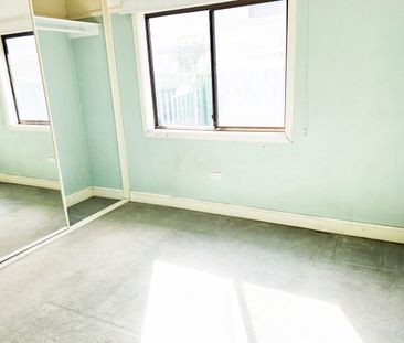 Large home with garage. Close to all amenities! - Photo 3