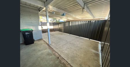 FRESHLY RENOVATED THREE BEDROOM FAMILY HOME!! - Photo 3