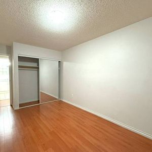 *MOVE IN BONUS* 2 bedroom 1 bathroom - Photo 2