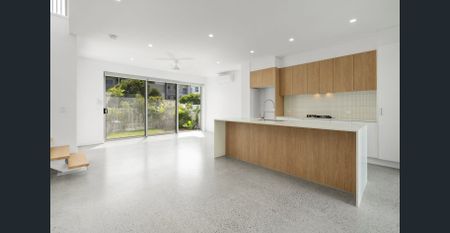 Modern, Light & Airy Townhouse in Kamala Crescent - Photo 5