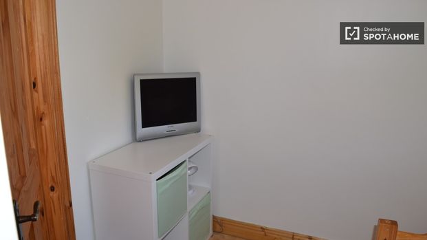Huge room in 3-bedroom apartment in Tallaght, Dublin - Photo 1