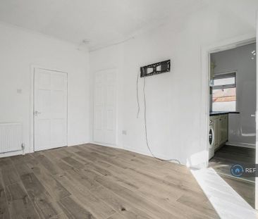 3 bedroom flat to rent - Photo 5