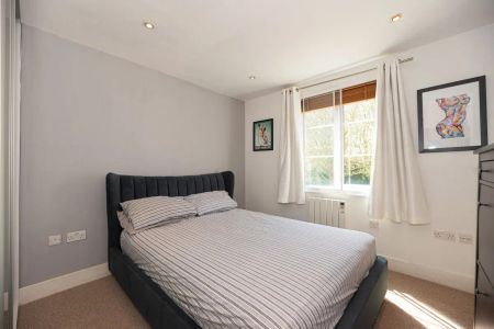 2 bedroom flat in London - Photo 5