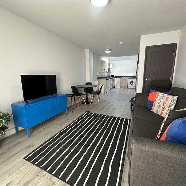 Gated Apartment // Bed // Sept, LN5 - Photo 1