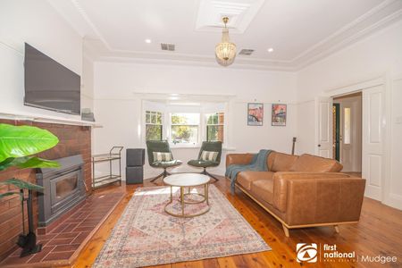 COMFORTABLE CENTRAL FURNISHED HOME - Photo 2