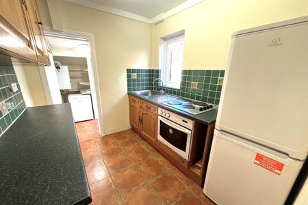 4 bedroom semi-detached house to rent - Photo 4