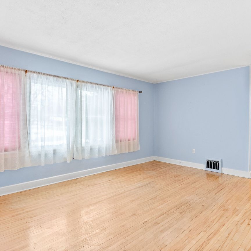 For Lease - 7962 Booth Street, Niagara Falls, Ontario - Photo 1