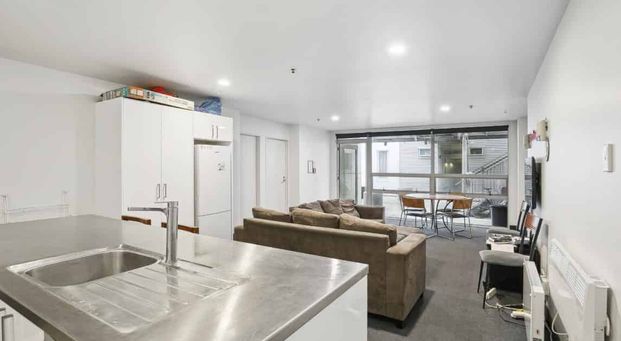 ROOM AVAILABLE IN ESTABLISHED SHARED APARTMENT: - Photo 1