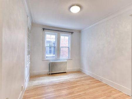 4542 Av. Earnscliffe - Photo 2