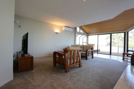 Clifftop Family Home Furnished with Pool - Photo 5