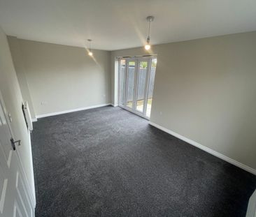 3 bed Town House - To Let - Photo 3