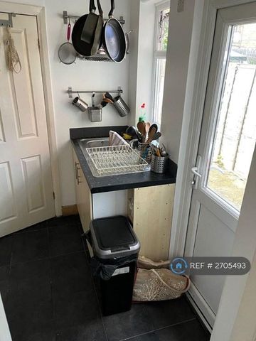 1 bedroom in a house share to rent - Photo 3