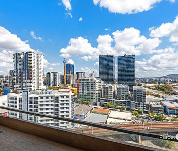 Spacious 1-Bedroom Apartment with River Views – Casino Towers - Photo 1