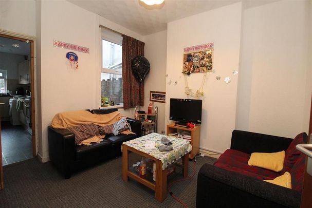 4 bedroom private hall to rent - Photo 1