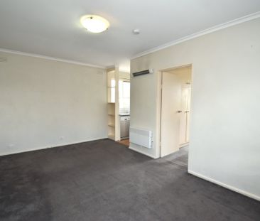 Prime Location - Walk to Supermarkets, Glenhuntly Train Station, Tr... - Photo 5