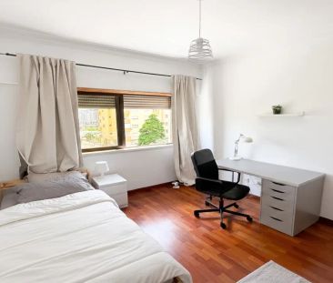 Room in a shared 4-bedroom apartment for rent in Lisbon. - Foto 6