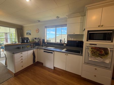 Sunny, Spacious & Ready for You to Move In - Photo 5