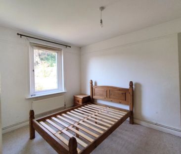 To Rent Sea Road, Boscombe, Bournemouth, BH5 £1,050 pcm Tenancy Info - Photo 4