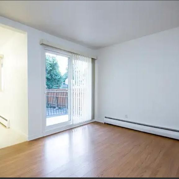 Appartement 2 1/2 semi-meublé et chauffé au 1er étage - Photo 1