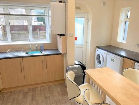 5 bedroom bungalow to rent - Photo 2