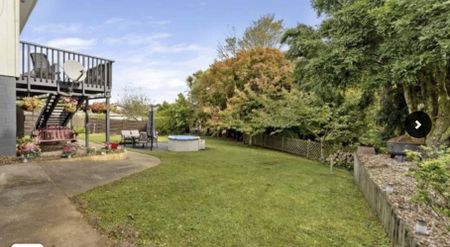 Large 3 Bedroom plus Family Home - Photo 5