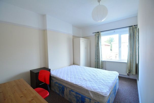 Premium 5 Double Bed Student House on Parker Road - Photo 1