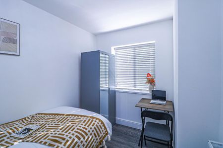 1 bedroom in a house share to rent - Photo 2