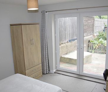 5 bedroom detached house to rent - Photo 2