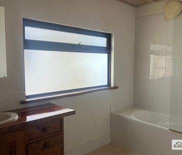 Cosy Coastal Cabin Living - Photo 3