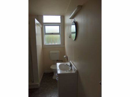 2 bedroom Flat - Photo 3