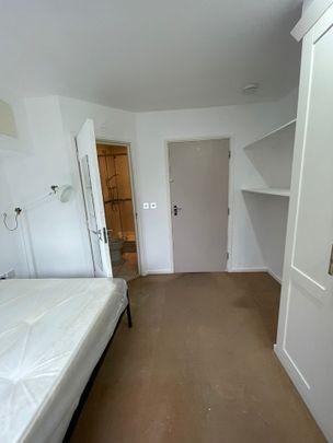 Room in a Shared Flat, Bromley High Street, E3 - Photo 1
