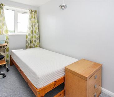 3 bedroom flat to rent - Photo 2