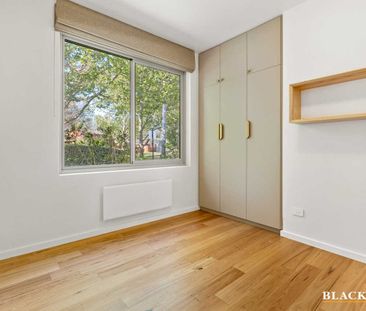 Exceptionally renovated 3 bedroom - Photo 4
