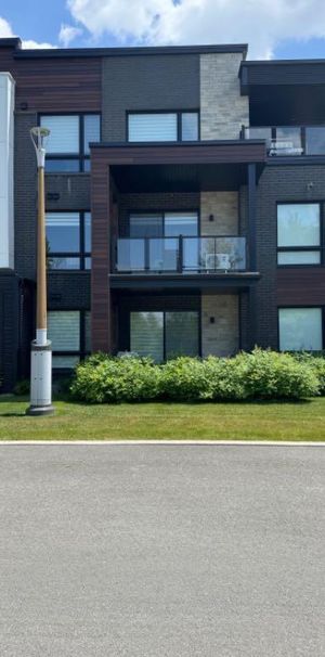 Logement 6 1/2 à louer - Photo 1