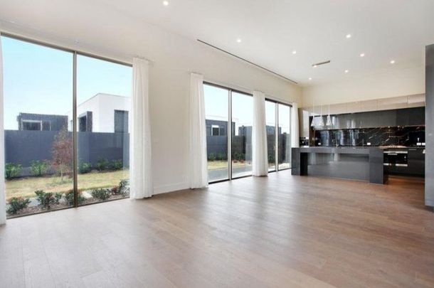 12 Moreton Close, Kew - Photo 1