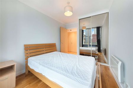 A light and airy executive 3 double bed apartment on the 5th floor of a sought after development benefitting from 2 bathrooms and views towards Canary Wharf. - Photo 4