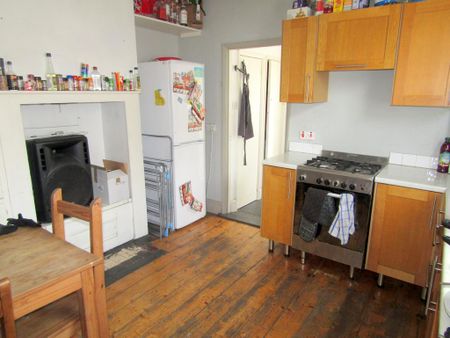 4 bedroom end of terrace house to rent - Photo 5